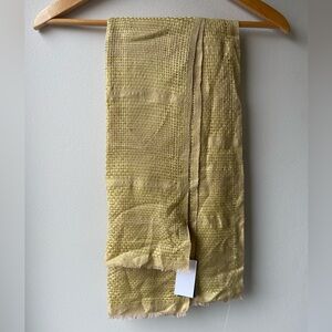 🦋 2/$20 Gold metallic scarf NWT